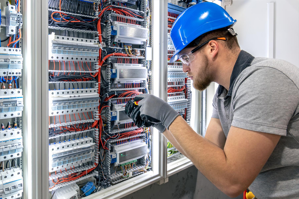 How to Choose the Right Electrician Near You: Full Homeowner Guide